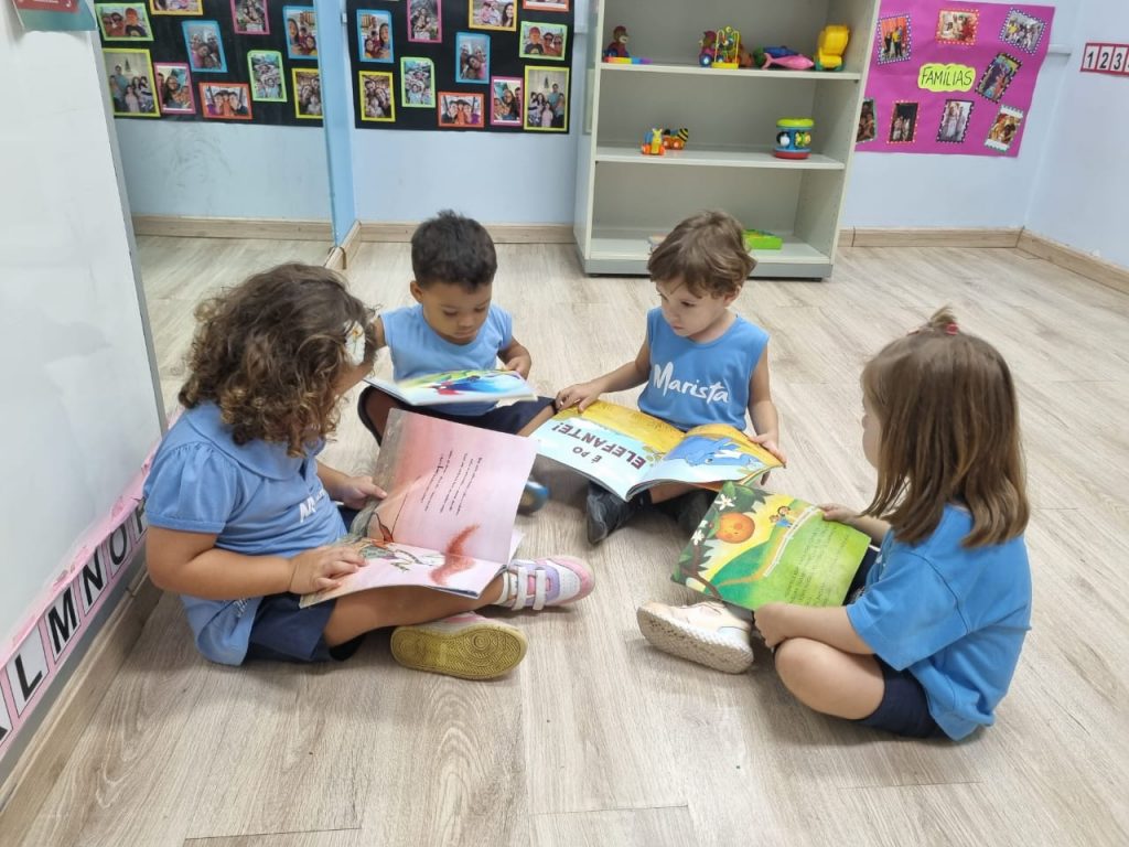Crianças estudantes do Marista em oficina de leitura.
