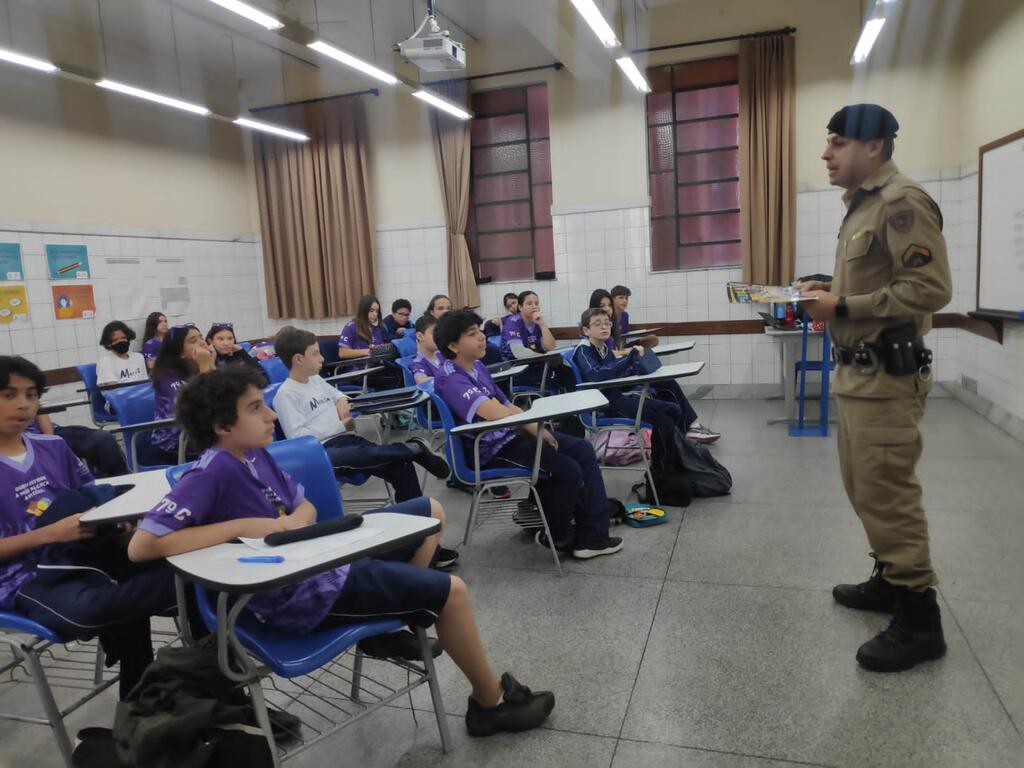 Policial ministrando aula do Proerd para alunos do Marista Dom Silvério.